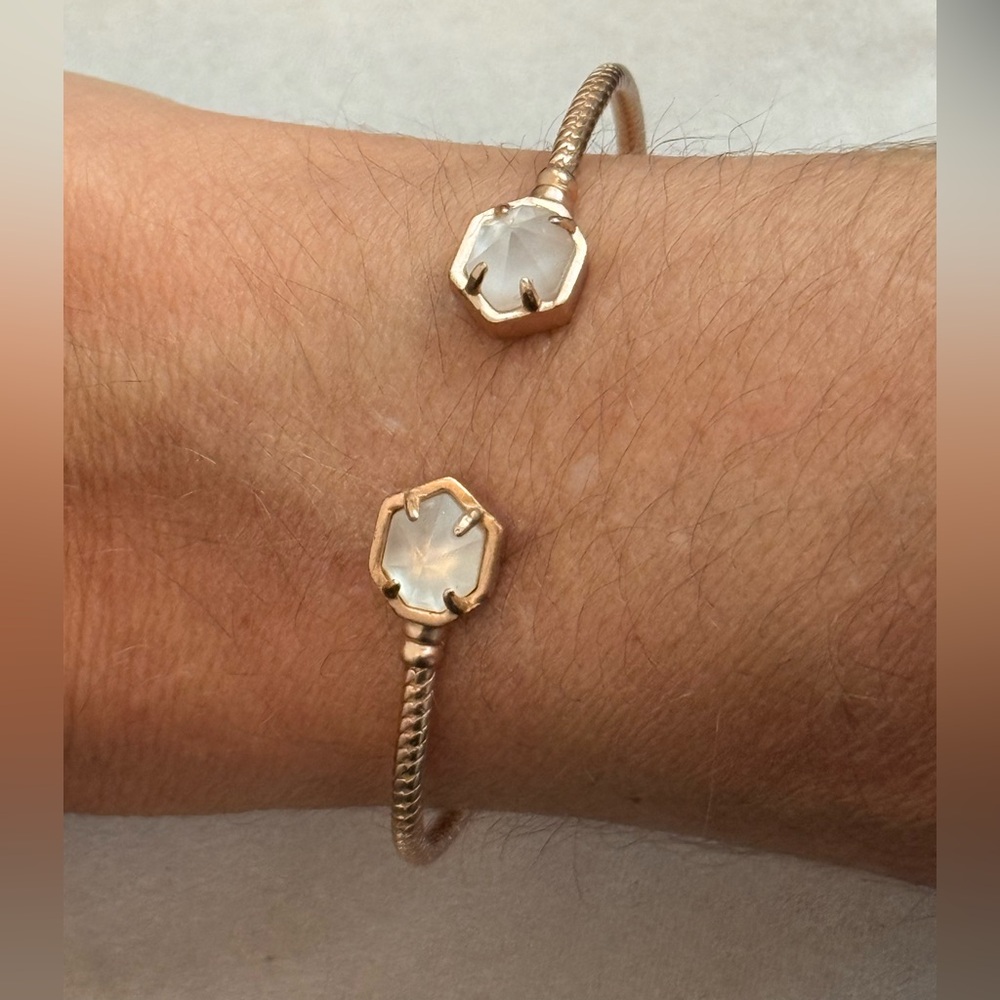 Kendra Scott Jamie Bracelet in rose gold with mother of pearl - Picture 2 of 6